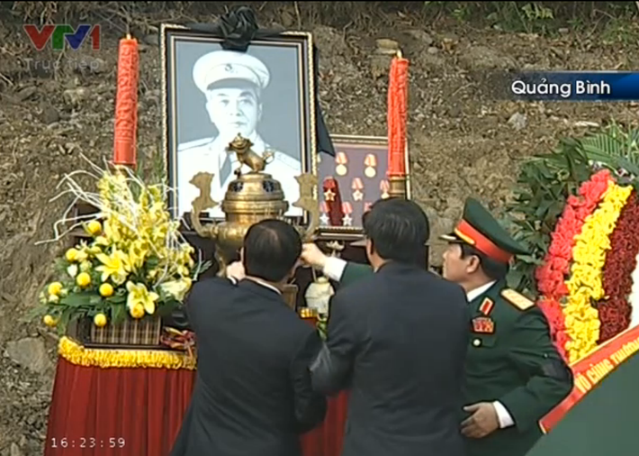 16h22: Lãnh đạo Đảng, Nhà nước... thắp tâm hương dâng Đại tướng Võ Nguyên Giáp.