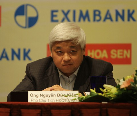 Theo đó, ô ng Kiên bị bắt vì kinh doanh trái phép, sau đó bị truy tố thêm tội danh lừa đảo chiếm đoạt tài sản, cố ý làm trái quy định của Nhà nước về quản lý kinh tế gây hậu quả nghiêm trọng... Trong vụ này, c ác ngân hàng đều phủ nhận mức độ liên quan của mình tới bầu Kiên nhưng đây vẫn là vụ có ảnh hưởng lớn nhất tới toàn hệ thống ngân hàng.