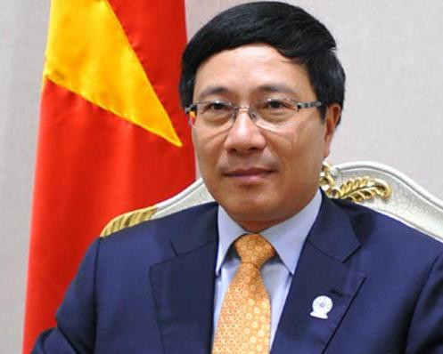 Ông Phạm Bình Minh sinh ngày 26/3/1959, nguyên quán tại xã Liên Minh, huyện Vụ Bản, tỉnh Nam Định. Cha của ông là nhà ngoại giao Nguyễn Cơ Thạch (tên thật là Phạm Văn Cương), bấy giờ đang giữ chức vụ Tổng lãnh sự nước Việt Nam Dân chủ Cộng hòa tại Ấn Độ.