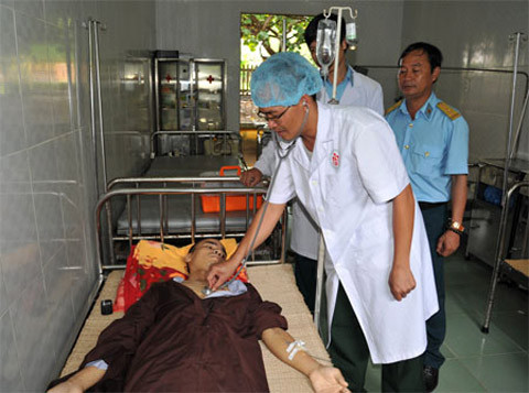 Bác sĩ trên đảo Song Tử Tây cùng tổ quân y Sư đoàn Không quân 370 kiểm tra sức khỏe đại đức trước khi chuyển vào đất liền.