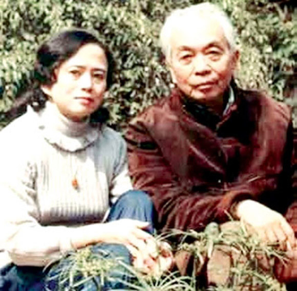 Đại tướng Võ Nguyên Giáp bên con gái Võ Hồng Anh, người con chung duy nhất giữa ông và người vợ liệt sĩ Nguyễn Thị Quang Thái. Ảnh: Tiền phong.
