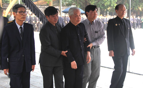 8h11: Nguyên Tổng bí thư Đỗ Mười đứng đầu đoàn nguyên lãnh đạo Đảng, Nhà nước vào viếng Đại tướng.