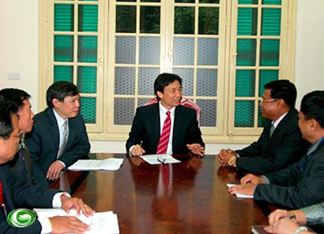 Trở về nước, tháng 10/1988, ông được phân công công tác tại Công ty Dịch vụ kỹ thuật và Xuất nhập khẩu, Tổng cục Bưu điện. Đến tháng 10/1990, ông trở thành Chuyên viên Ban Phát triển Kỹ thuật và Quan hệ Đối ngoại, Tổng công ty Bưu chính – Viễn thôngViệt Nam. Tháng 4/1993, ông được bổ nhiệm làm Phó Vụ trưởng Vụ Khoa học - Công nghệ và Hợp tác quốc tế, Tổng cục Bưu điện khi vừa mới 30 tuổi.