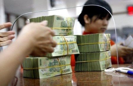 Cáo trạng nêu rõ trong thời gian từ tháng 10 đến hết năm 2004, Nguyễn Anh Tuấn và Nguyễn Tuấn Anh đã lợi dụng chức vụ và quyền hạn được giao làm trái các quy định của Nhà nước. Theo đó bị can Nguyễn Anh Tuấn không phải là cán bộ thuộc Phòng kinh doanh ngoại tệ - SQL, không phải giao dịch viên, nhưng đã trực tiếp giao dịch mua bán ngoại tệ chuyển đổi trên máy Reuters không đúng thẩm quyền. Tuấn còn chỉ đạo Nguyễn Tuấn Anh mua bán ngoại tệ chuyển đổi với mức giá trị và số lượng lớn.