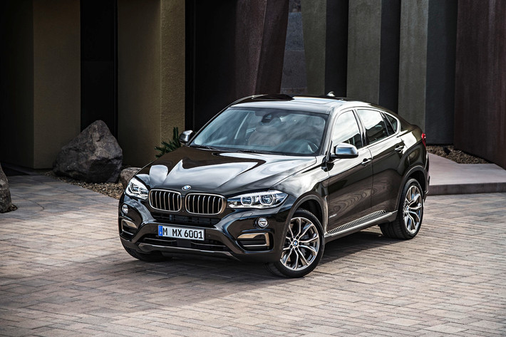 BMW X6 2015 là mẫu SUV hạng sang của hãng BMW đã tạo nên trào lưu mới ở phân khúc này với thiết kế kiêu hãnh, oai vệ. Ở đuôi xe, X6 2015 nhận được bộ khuếch tán mới, cản sau thiết kế mới và đèn hậu mới. Xe dự định ra mắt vào tháng 8 này nhưng do một số lý do khách quan nên hãng BMW lùi ngày ra mắt tại triển lãm Paris vào tháng 10 tới.