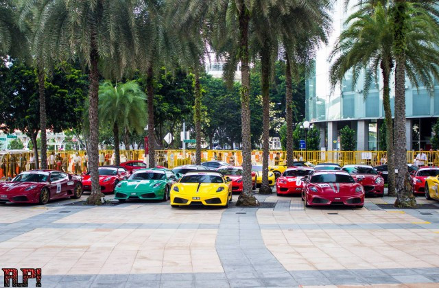 Bãi đỗ xe của các khách sạn 5 sao ở Singapore những ngày này chứa toàn siêu xe có giá thấp nhất cũng gần 100.000 USD.
