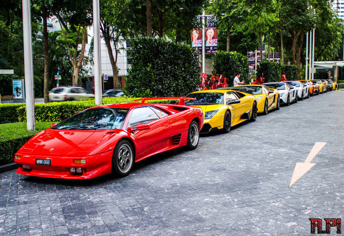 Đàn "bò" Lamborghini kiêu hãnh đỗ trước cổng 1 quán bar tại đất nước này.