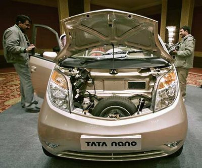 Tata Nano mang động cơ xăng 3 xi-lanh, dung tích 0,6 lít song hành cùng hệ dẫn động cầu sau. Mức tiêu thụ nhiên liệu của xe vào khoảng 4 lít/100 km. Dưới nắp capo rộng rãi chứa thêm được 1 bánh xe dự phòng.