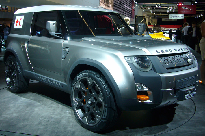 Land Rover DC100 là mẫu SUV cao cấp từng được giới thiệu năm 2011 nhưng không đạt được nhiều thành công. Hãng Land Rover kì vọng phiên bản nâng cấp lần này sẽ được khách hàng ưa chuộng.