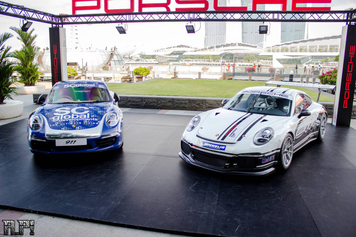 Cặp đôi Porsche 911 sánh vai nhau tại một buổi triển lãm của Porsche tại Singapore.