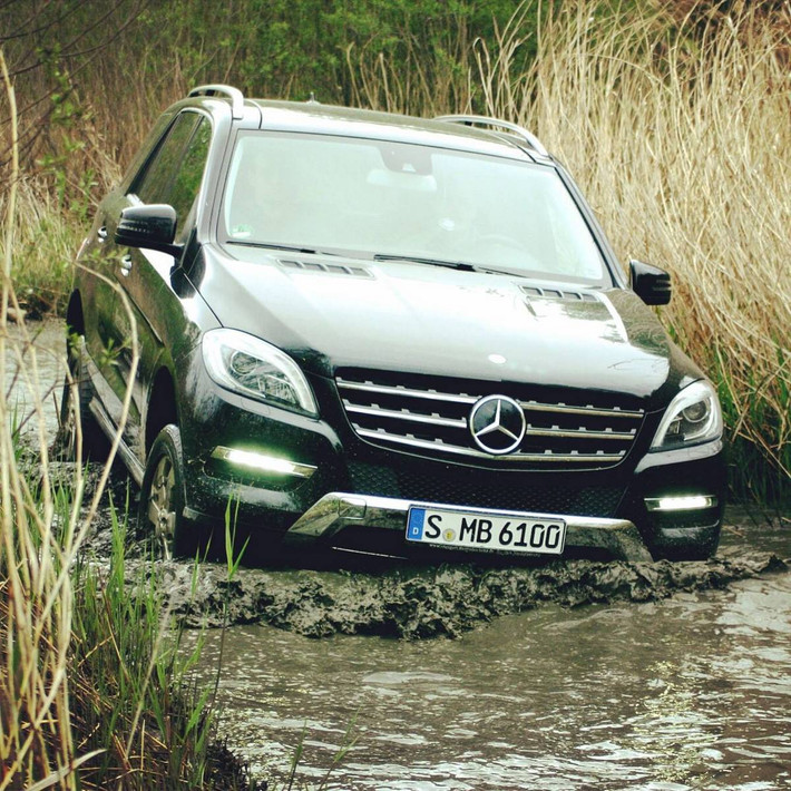 Chiếc SUV của hãng Mercedes-Benz vượt qua bùn đất lầy lội tại Đức.