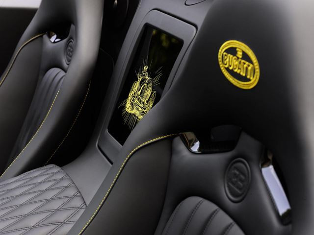 Nội thất sang trọng với biểu tượng của Bugatti thêu bằng chỉ vàng quý phái.