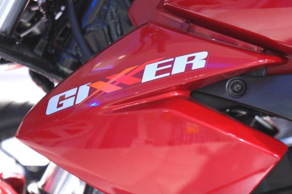 Biểu tượng Gixxer in nổi trên thân xe.
