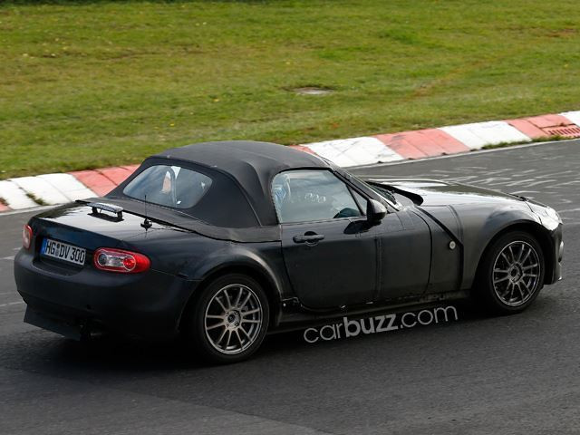Hình ảnh hiếm hoi của Mazda MX-5 Teaser 2016 chạy thử trên đường đua chuẩn bị cho ngày ra mắt. Giá xe hiện chưa được tiết lộ.