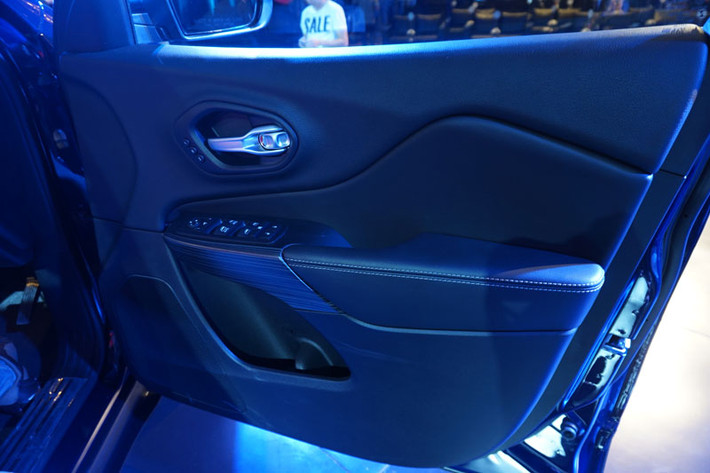 Cửa xe sang trọng với lớp đệm bọc ngoài. Thể tích chứa bên trong của Jeep Cherokee được cải thiện đáng kể tăng từ 591 lít lên 714 lít.