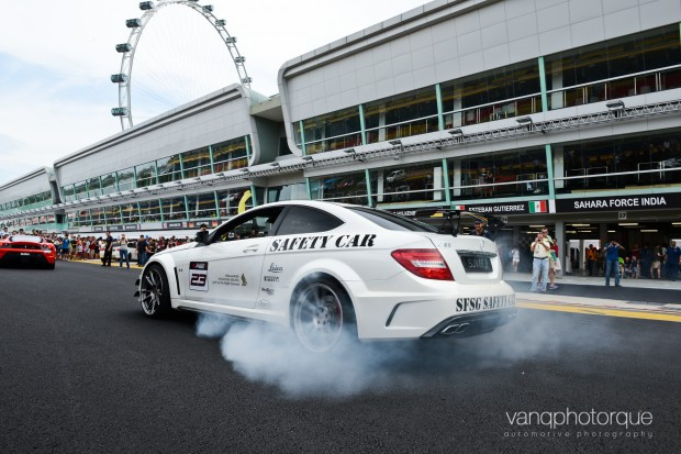 Cảnh các tay đua nghiệp dư thử sức mình tại đường đua F1 tiêu chuẩn của Singapore, nơi diễn ra sự kiện.