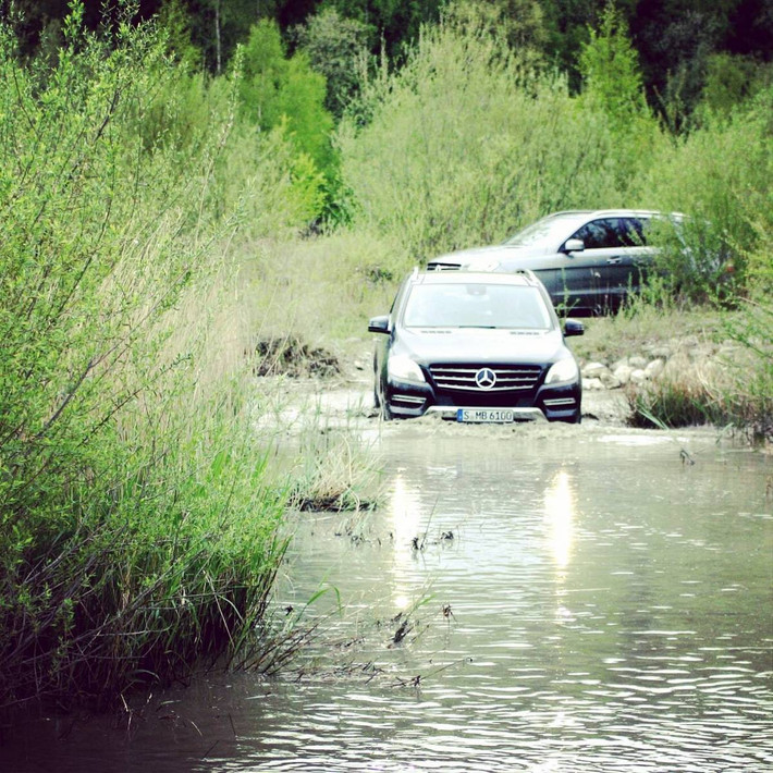 Mercedes-Benz lội sông lội suối.