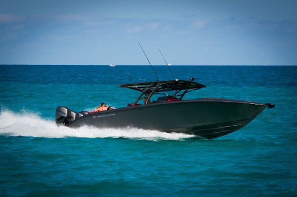 Kết cấu thân làm bằng sợi carbon giống Aventador giúp du thuyền chịu được lực va đập mạnh, giảm bớt trọng lượng và giảm lực ma sát.