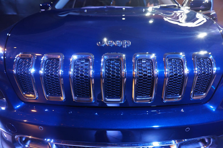 Lưới tản nhiệt mang lại thương hiệu cho Jeep Cherokee được giữ nguyên bản.