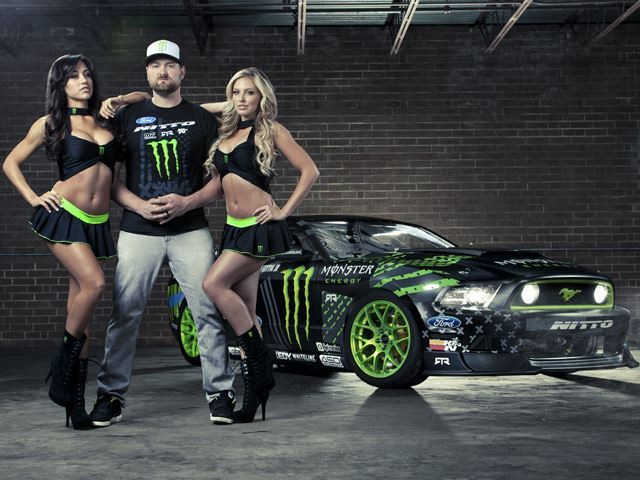 Vaughn Gittin Jr. thiết kế mẫu Ford Mustang RTR 2015 với gam màu đen xanh khá đặc trưng của các dòng xe biểu diễn.