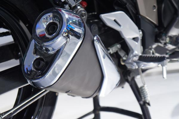 Mẫu xe naked-bike mới sở hữu hệ khung sườn được thiết kế với trọng lượng nhẹ và có độ ổn định cao, cánh yếm gom gió hướng vào động cơ, bình xăng gồ ghề góc cạnh, lazang 17 inch đúc thể thao. Ống xả cơ bắp ngắn, giảm xóc Monoshock phía sau.