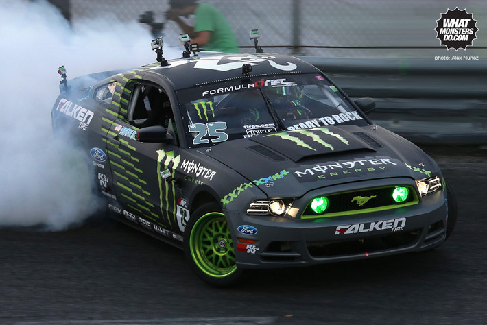Những pha drift xe đẳng cấp của chiếc Ford Mustang RTR 2015 trên đường đua.
