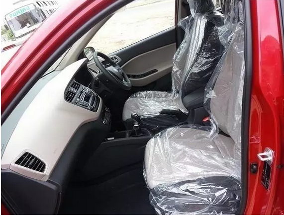 Chiếc Hyundai Elite i20 mới cóng vừa "đập hộp" cho khách tham quan chiêm ngưỡng.