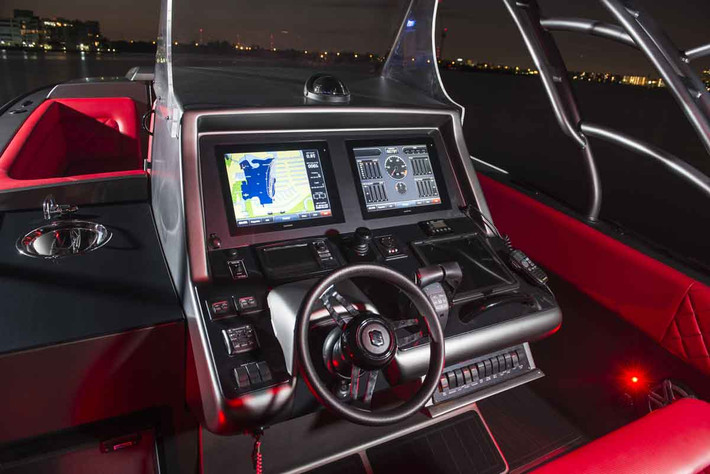 Du thuyền 39S Cuddy của Midnight Express chế tạo theo phong cách của Lamborghini Aventador với màu sắc nội ngoại thất đen-đỏ truyền thống. Khoang lái sang trọng với đầy đủ trang thiết bị cần thiết đảm bảo an toàn cho hành khách.