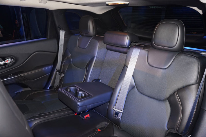 Nội thất Jeep Cherokee 2015 hầu hết được bọc da và vải cao cấp. Sàn xe trải thảm dễ dàng thổi bụi. Tuy nhiên, những lớp nhựa viền xung quanh cửa xe và khoang sau lại là nhựa rẻ tiền để giảm chi phí cho xe.