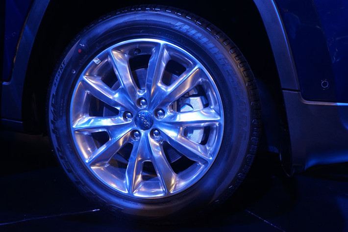 Lazang 10 cánh hình lưỡi kiếm độc đáo dành cho phiên bản Jeep mới.