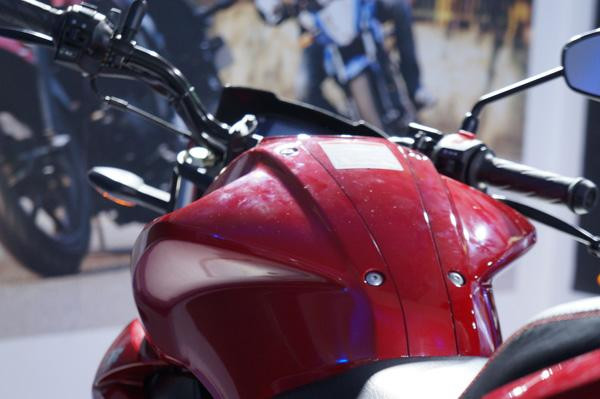 Hãng Suzuki giới thiệu Gixxer 150 với 2 gam màu đỏ và xanh, bình xăng dung tích 12 lít.