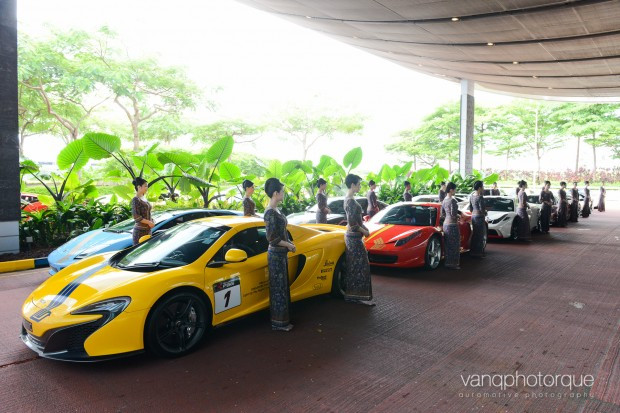 Singapore thời gian này cực "nóng" bởi các đại gia khắp nơi trên thế giới cùng dàn siêu xe đang lũ lượt kéo tới đây để tham dự giải đua xe Grand Prix F1 tổ chức vào tháng 9 tới. Hàng trăm siêu xe đỗ chật kín các khách sạn hạng sang tại đảo quốc sư tử chờ ngày khởi tranh.