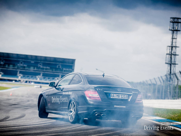 Hình ảnh đẹp của chiếc Mercedes-Benz C63 drift đẳng cấp tham gia cuộc thi "Mercedes-Benz Driving Events".