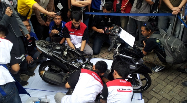 Các kỹ sư của Yamaha giới thiệu mẫu xe mới trước đông đảo công chúng và báo giới.