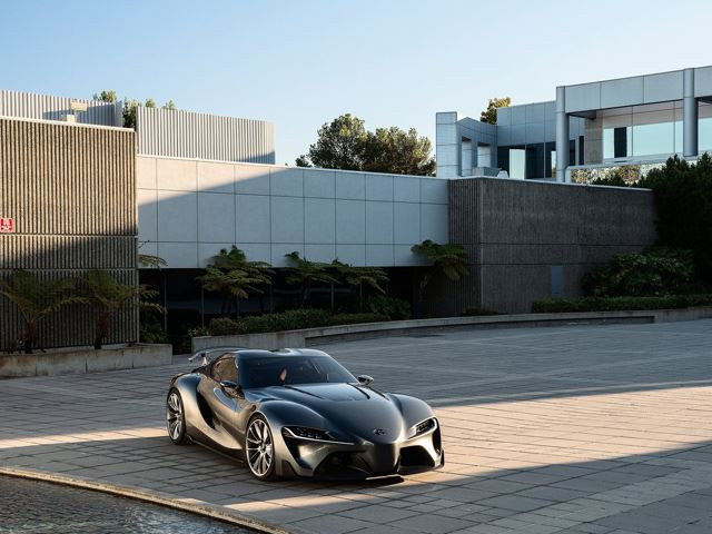 Biến thể thứ hai của mẫu Concept xe thể thao nói trên là FT-1 Graphite. Xe có diện mạo tương đối giống FT-1 nguyên bản nhưng có dàn áo màu xám chì và nội thất màu nâu sáng.