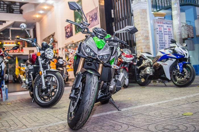 So với phiên bản cũ, Kawasaki Z1000 2014 được thiết kế lại theo phong cách Sumogi trông dữ dằn, hầm hố, mạnh mẽ hơn.