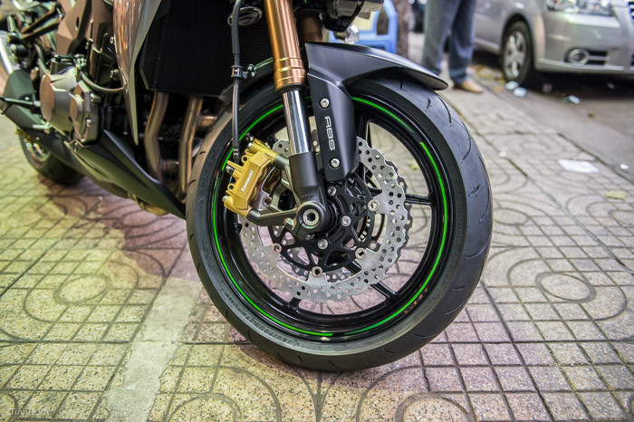 Xe sử dụng hệ thống thắng ABS. Hệ thống phanh trước sử dụng đĩa kép đường kính 310mm với 4 piston kẹp.