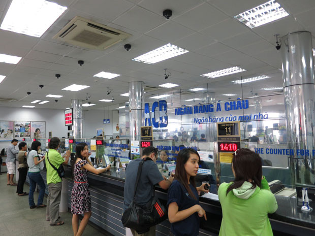 Ngân hàng ghi nhận mức thu nhập lãi thuần 1.055 tỷ đồng trong quý đầu năm nay, giảm 14,4% so với cùng kỳ năm trước. Tổng lợi nhuận thuần từ hoạt động kinh doanh trước dự phòng rủi ro của ACB đạt gần 489 tỷ đồng. Ngân hàng trích lập dự phòng 170 tỷ, đưa lợi nhuận trước thuế xuống 318 tỷ đồng và sau thuế là 250 tỷ đồng.