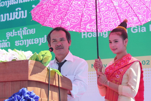 Thời gian gần đây, bầu Đức chuyển hướng kinh doanh, tích cực đầu tư sang Lào và Campuchia. Trong ảnh là bầu Đức trong lễ động thổ sân bay quốc tế Attapeu (Lào).