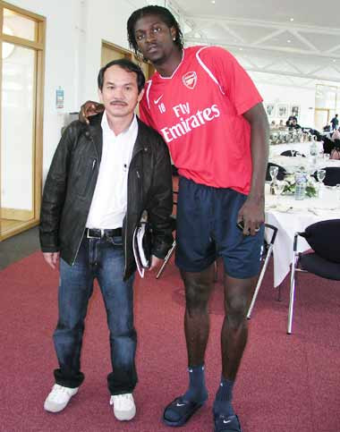 Bầu Đức chụp ảnh cùng một tiền đạo của Arsenal trong chuyến đến thăm các câu lạc bộ nổi tiếng thế giới để học hỏi kinh nghiệm làm bóng đá vào năm 2006.