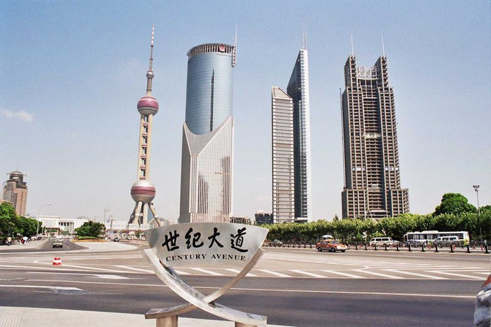 Theo Công ty du lịch RedTour, khách đi Trung Quốc thời gian gần đây không nhiều. Tour hấp dẫn Bắc Kinh - Thượng Hải - Hàng Châu - Tô Châu trong tháng 5 của công ty cũng chỉ còn vài người đi. Ảnh: Một góc thành phố Thượng Hải của Trung Quốc.