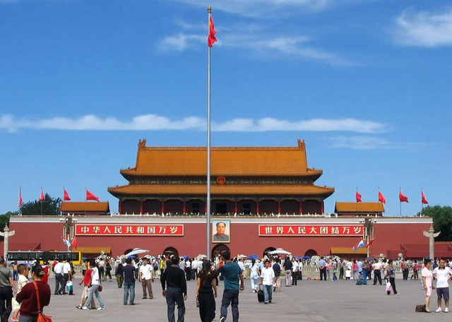 Ngay cả những du khách trước đó tìm hiểu tour đi Trung Quốc giờ cũng không tiếp tục có phản hồi. Công ty du lịch quốc tế Ngôi sao mới (Newstartour) vừa phải hủy tour 33 khách đi Bắc Kinh - Thượng Hải dù ngày khởi hành đã được ấn định. Ảnh: Quảng trường Thiên An Môn của Bắc Kinh.