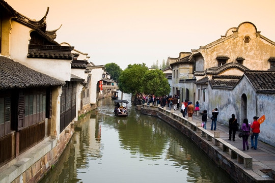 Công ty du lịch và thể thao Việt Nam (Vietrantour) cũng không có tour khởi hành đi Trung Quốc trong thời gian này do không có khách. Trên trang web của công ty, tour Thượng Hải - Hàng Châu - Tô Châu - Bắc Kinh được giảm giá tới 2 triệu đồng, chỉ còn gần 14 triệu đồng. Ảnh: Phố cổ ở thành phố Hàng Châu.