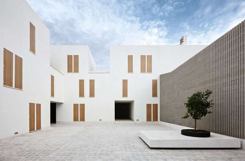 Công trình nhà ở xã hội ở Sa Pobla do hãng Estudio de Arquitectura thiết kế có kiến trúc khá độc đáo, đơn giản nhưng rất thẩm mỹ. Mỗi căn hộ được xem như một đơn vị độc lập nhưng lại có liên quan đến cả chuỗi các căn hộ khác, tạo nên một thể thống nhất với nhau. Ở đây có cả diện tích dành cho sân vườn rất thoáng mát.
