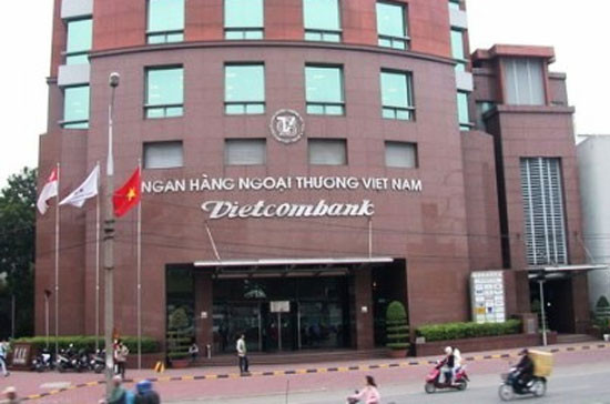 Mã bluechips khác như VCB của Ngân hàng TMCP Ngoại thương Việt Nam cũng giảm 1.600 đồng, xuống còn 23.800 đồng/cổ phiếu.