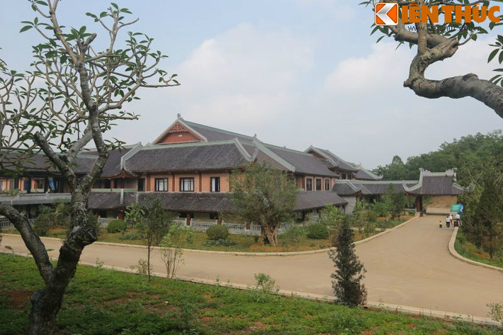 Trước khi xây dựng công trình này, tổng giám đốc Xuân Trường cùng giám đốc công ty AC đã tham khảo nhiều ngôi chùa nổi tiếng của Trung Quốc, Đài Loan, Hồng Kông... để rút ra những kinh nghiệm quý báu trong việc kết hợp chùa với những công việc, dịch vụ kèm theo và đưa ra thiết kế phù hợp nhất cho nhà khách chùa Bái Đính.