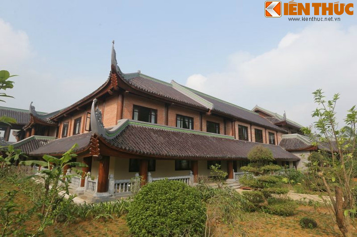 Nhà khách được xây dựng trên khuôn viên đất rộng 1,5 ha, trong đó diện tích sàn xây dựng lên tới 20.000 m2 bao gồm cả tầng hầm chứa bếp ăn Âu Á và bếp ăn chay.