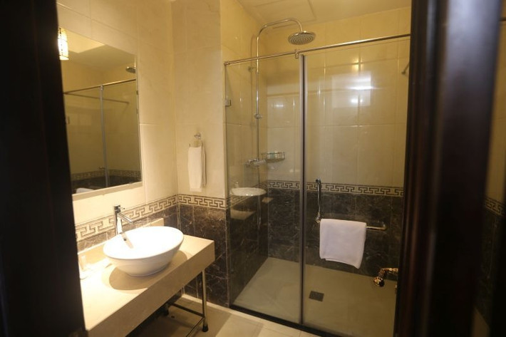 Các thiết bị vệ sinh cao cấp cũng được nhập khẩu từ nước ngoài như Pháp và Thụy Sĩ.