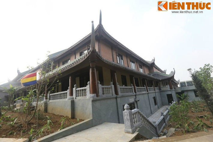 Điểm nhấn đặc biệt của công trình là kiến trúc mang đậm bản sắc Á Đông, hài hòa với không gian chùa Bái Đính với nhiều tổ hợp hạng mục khác nhau, bao gồm: phòng nghỉ, phòng họp trung tâm hội nghị, phòng ăn theo tiêu chuẩn quốc tế 5 sao.