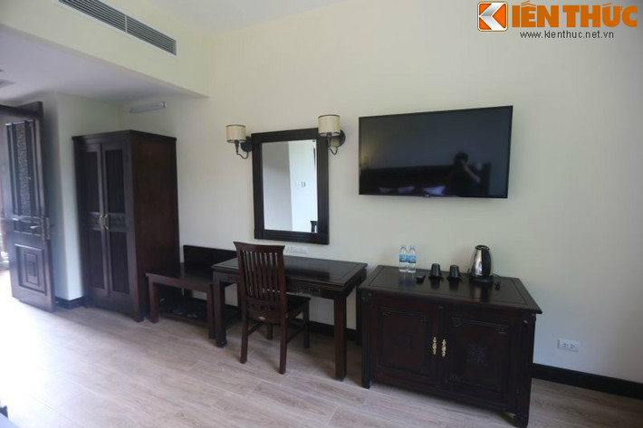 Nội thất trong các phòng đều được làm bằng các loại gỗ quý hiếm như: Cẩm Lai, Trắc, gỗ đỏ... Đặc biệt, phòng ngủ tổng thống và phòng VIP được ốp các loại đá quý cao cấp nhập từ Ý và Pakistan.